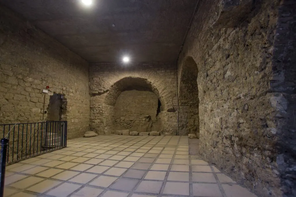 Un ampio spazio è delimitato sulla destra e sul fondo da arconi medievali. Sulla sinistra un muro dello stesso periodo con un passaggio per proseguire nel percorso della Perugia Sotterranea.